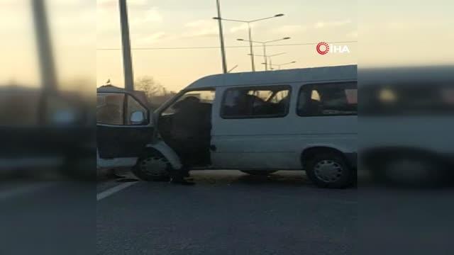 Karayolunda dehşet: Minibüsün önünü kesip sürücüyü bıçakladıkları anlar kamerada