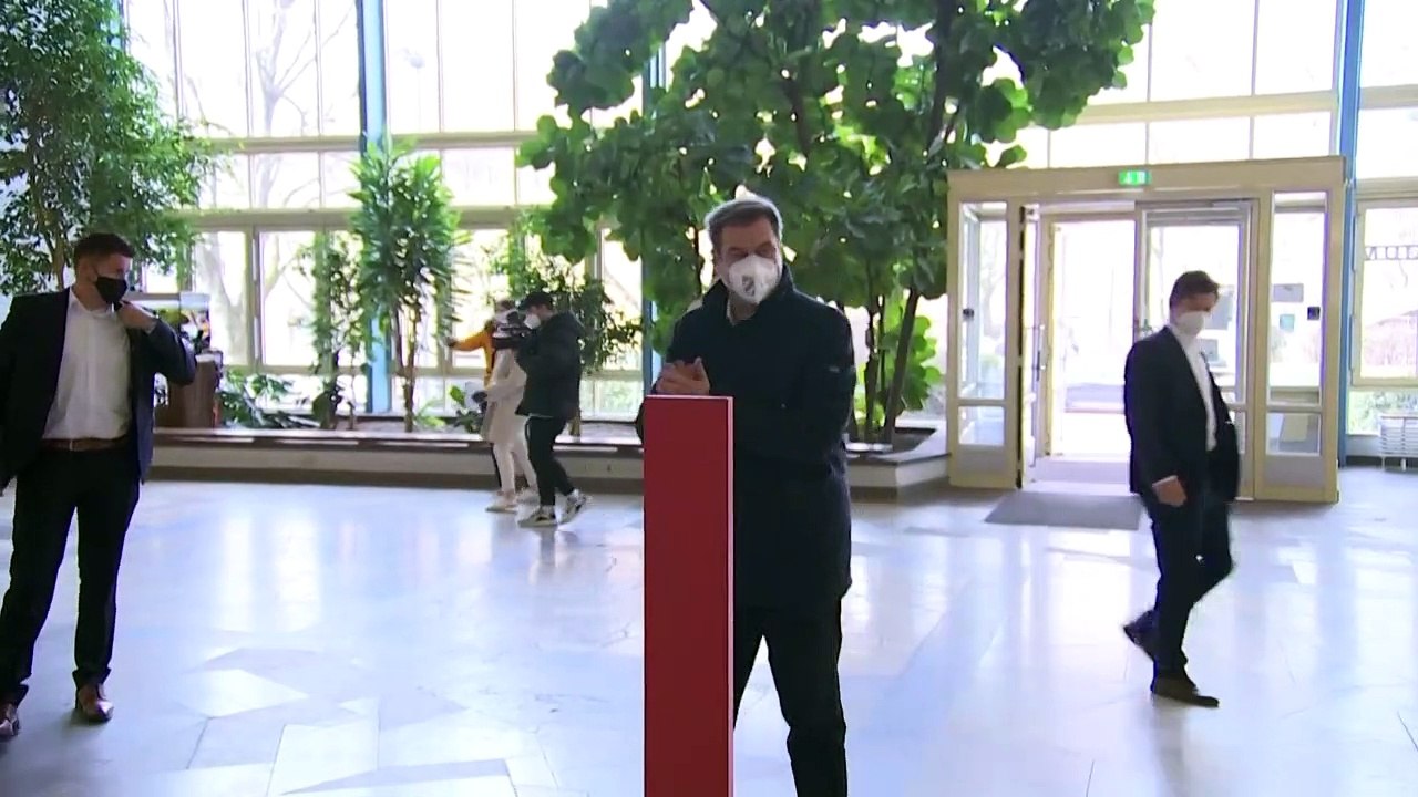 Söder besucht Teststation in Nürnberger Schule