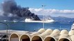 Un bateau de croisière en feu dans le port de Corfu