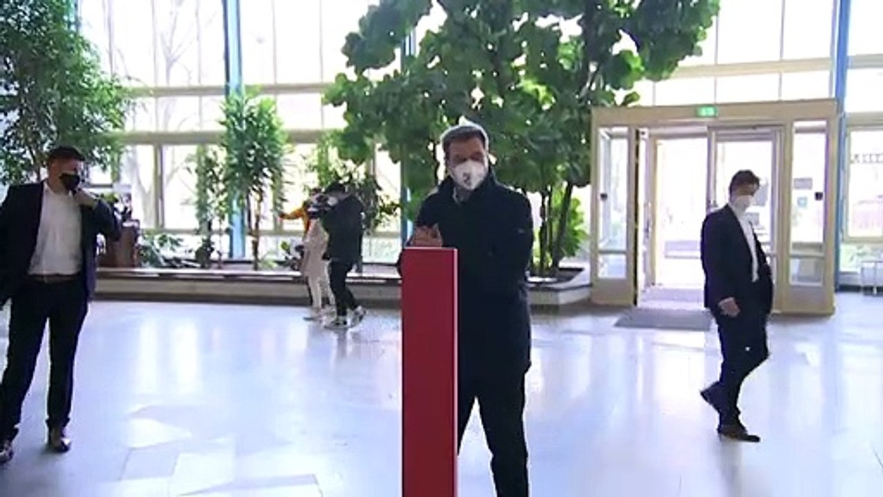 Söder besucht Teststation in Nürnberger Schule