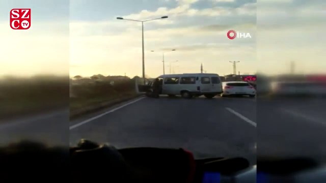 Karayolunda dehşet anları: Minibüsün yolunu kesip bıçak ve sopayla saldırdılar