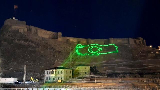 Kars'ta bayrak ve Atatürk temalı lazer gösterisi