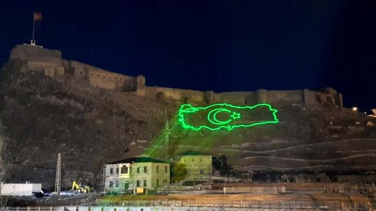 Kars'ta bayrak ve Atatürk temalı lazer gösterisi