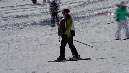 Kar ve güneşin keyfi Uludağ'da çıkar