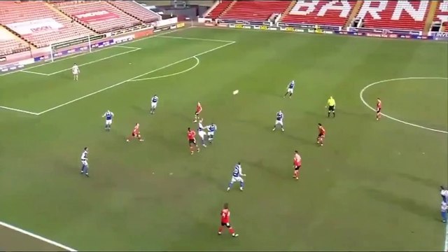 Ces joueurs de foot n'ont pas compris qu'ils pouvaient jouer au pied