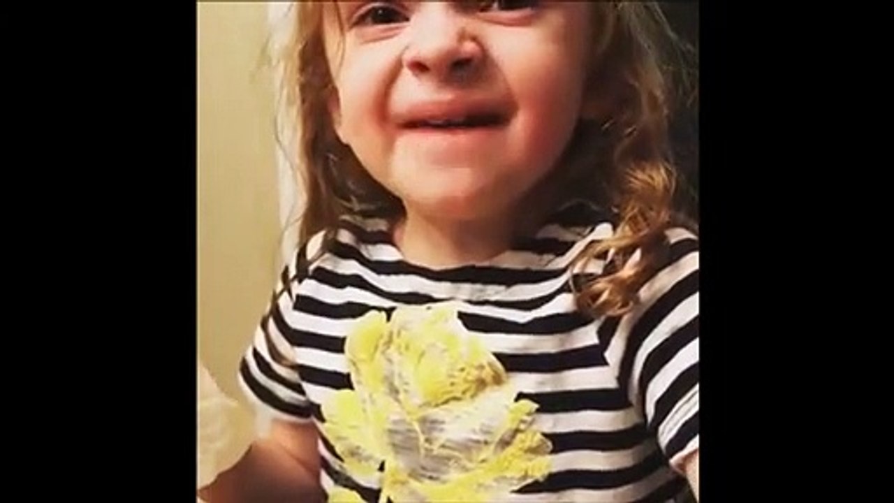 Première fois qu'elle mange des spaghettis... Alors, miam ou pas miam??? Pas vraiment miam