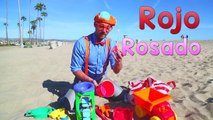 Blippi en la playa con juguetes de arena | Aprende colores para niños