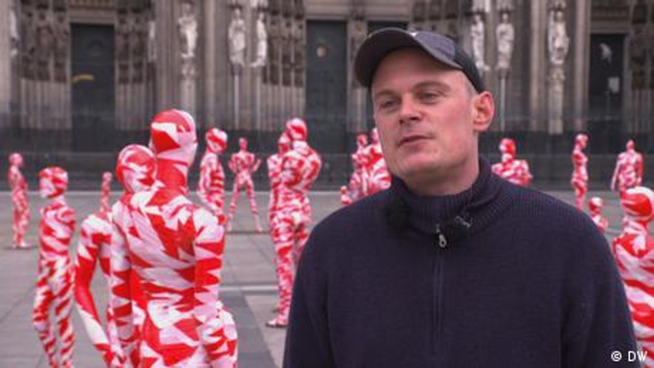 111 Schaufensterpuppen auf Tour