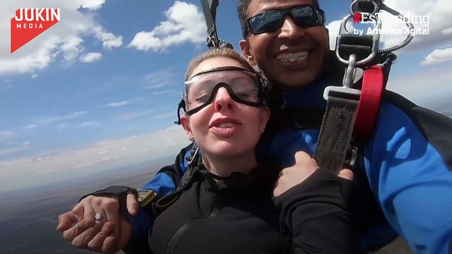 Compromiso por los aires: salto en paracaídas terminó en inusual propuesta de matrimonio