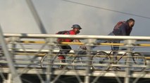 ¿Qué está pasando?, denuncian a ciclistas que cruzan puentes peatonales montados en la bicicleta