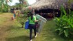 Maestra deja mundo "virtual" y lleva clases en canoa a niños indígenas de Panamá