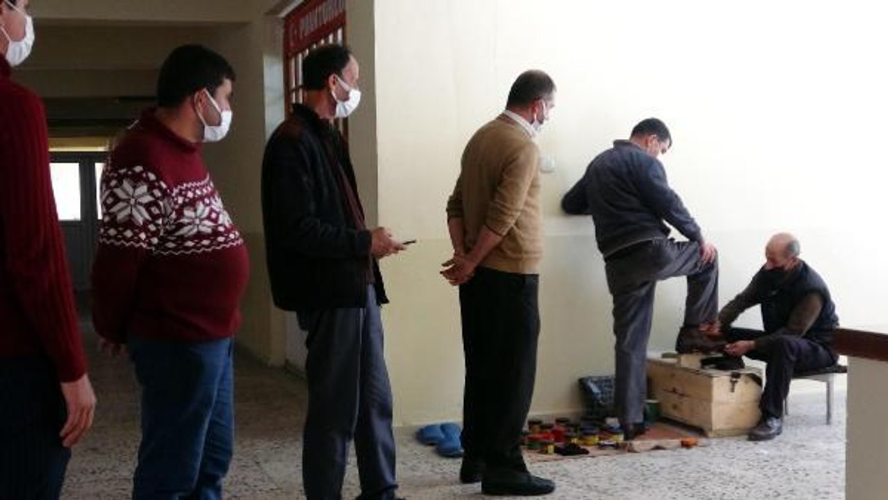 Elleriyle zurna ve kaval sesi çıkarıp, müşteri çekiyor