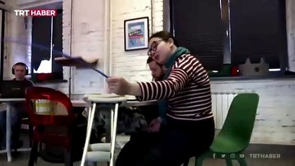 Rusya'da ilginç kafe: Çalışanlar, kedilerle mesai yapıyor