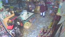 Rize’de çorap hırsızları marketin güvenlik kamerasına takıldı