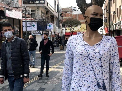 - Dükkanının kapanmasını istemeyen esnaf, cansız mankene maske taktı