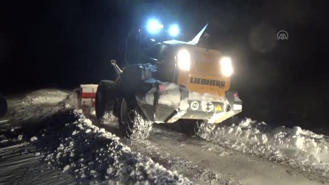 Yolu kardan kapanan köydeki hasta için ekipler seferber oldu