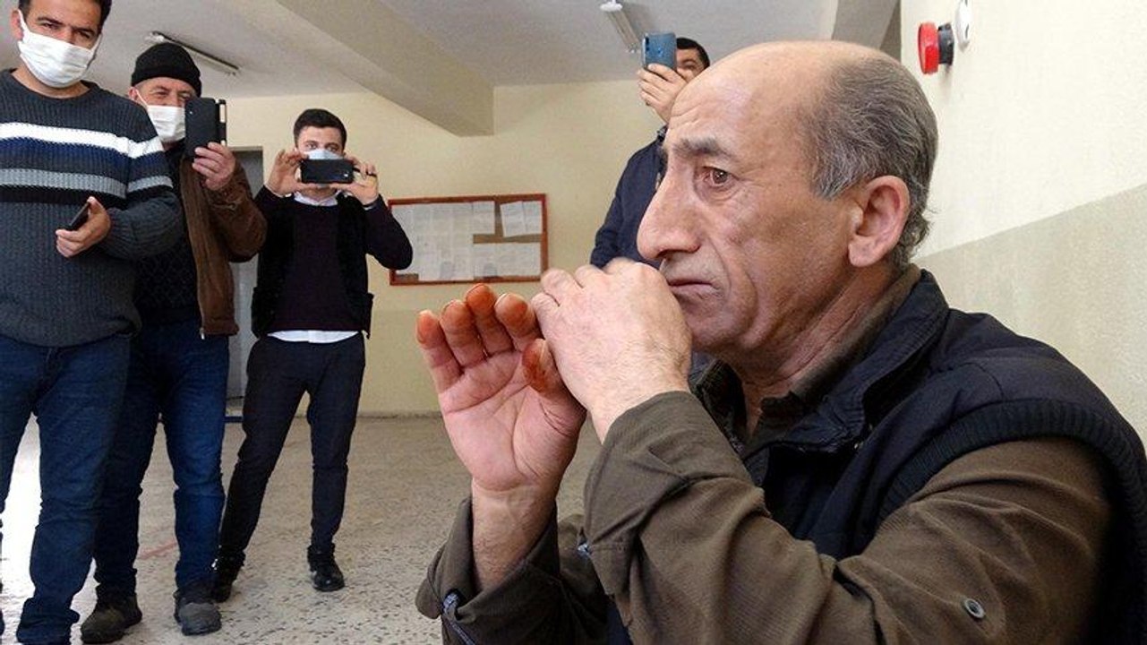 Elleriyle kaval sesi çıkaran ayakkabı boyacısı yeteneğiyle müşteri çekiyor