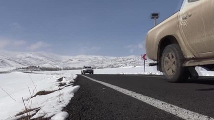 Kara kışta kesintisiz elektrik için karlı dağları at ve hediklerle aşıyorlar