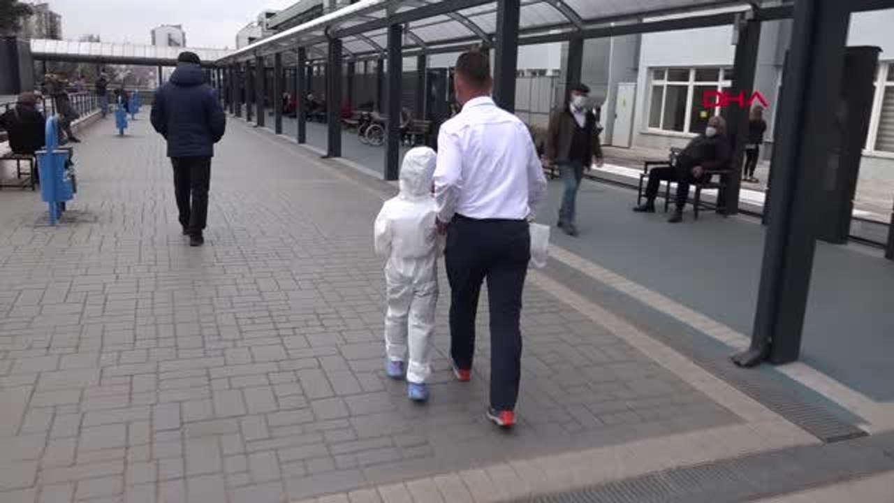 TRABZON Küçük Tuğçe, filyasyon tulumu giyip doktor annesine sürpriz yaptı