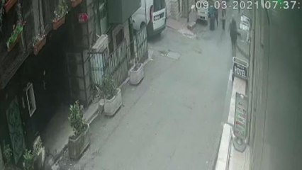 Son dakika... BEYOĞLU'NDA LABAROTUVAR ÇALIŞANI KADININ UĞRADIĞI KAPKAÇ KAMERADA