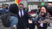 Un exaltado intenta agredir a Santiago Abascal a las puertas del Parlamento de Cataluña