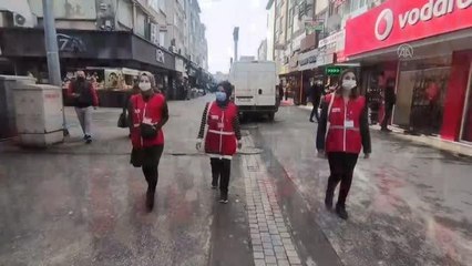 Kovid-19'la mücadele kapsamında gönüllülerden kurulan ekip vatandaşları bilgilendiriyor