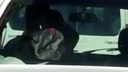 Trafikte hayrete düşüren görüntü! Arka koltukta oturan kadının sürücüyü dövdüğü anlar kamerada