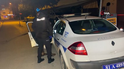 Kısıtlamada yürüyüş yaparken yakalandı, belinden ruhsatsız tabanca çıktı