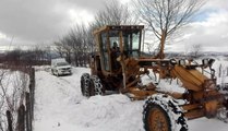 - Arızaya giden elektrik arıza ekipleri karda mahsur kaldı