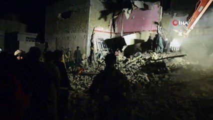 下载视频: - Afganistan'da polis karakoluna bombalı saldırı: 8 ölü, 53 yaralı