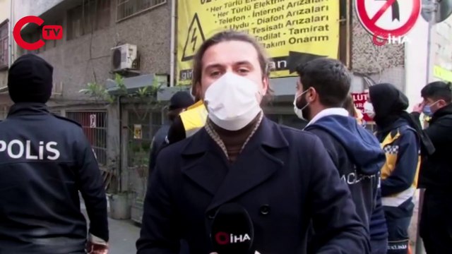 Sinir krizi geçiren yurttaş evdeki eşyaları sokağa attı, polis müdahale etti