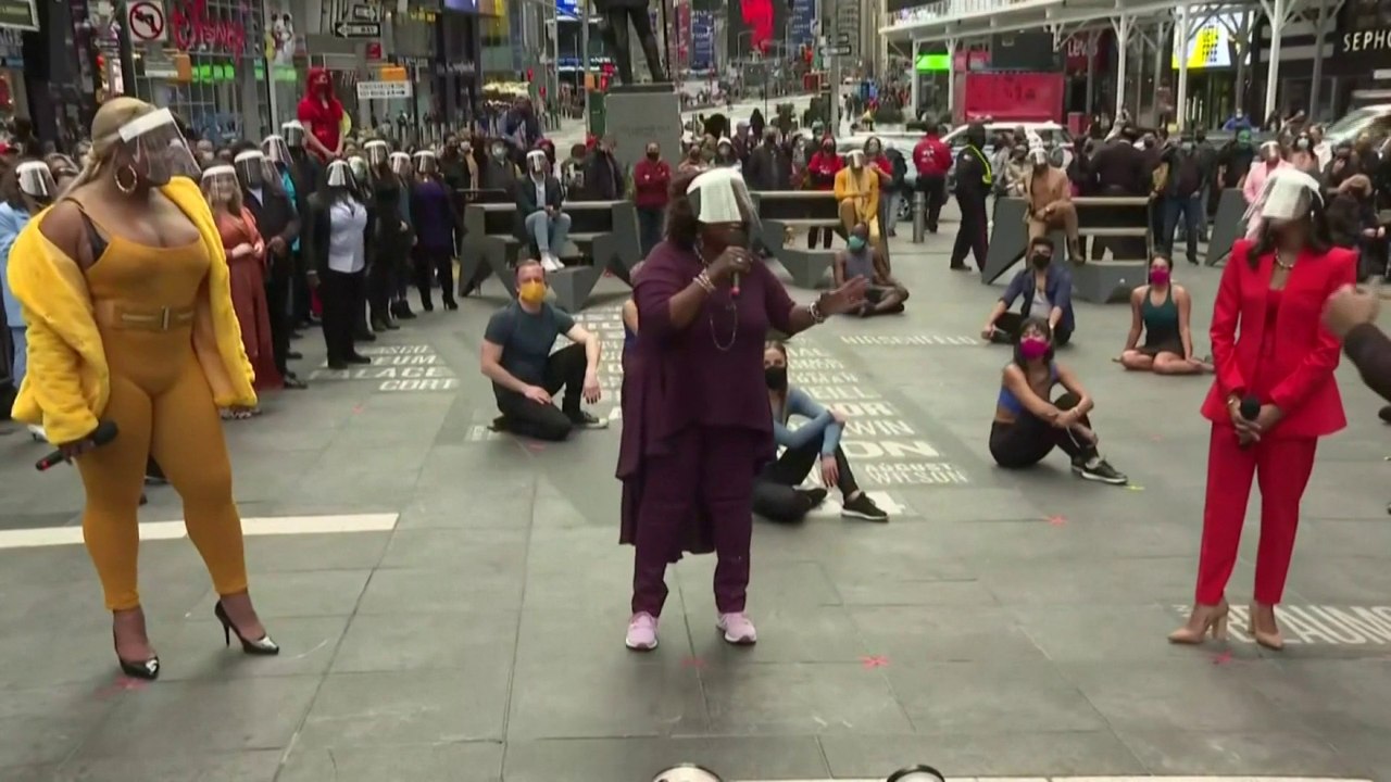 À New York; des artistes de Broadway se produisent dans la rue, un an après la fermeture des salles de spectacle