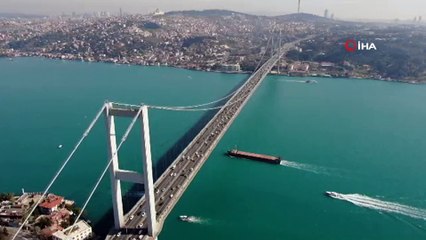 Turkuaza bürünen İstanbul Boğazı görüntülendi