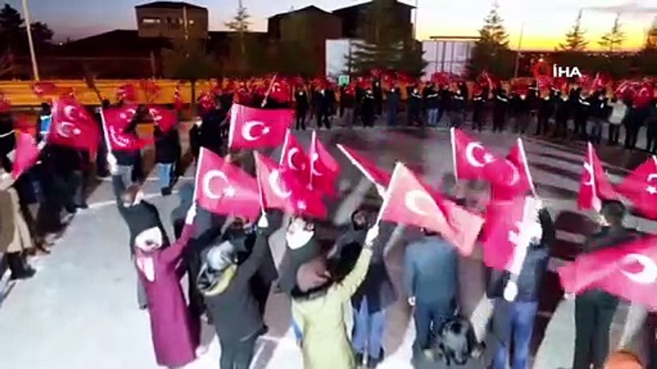 Saatler 19.21’i gösterdiğinde ay yıldız koreografisiyle İstiklal Marşı okudular