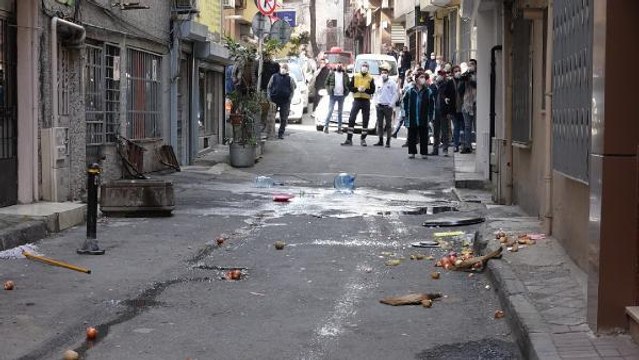 Şişli'de kriz geçiren kişi evdeki eşyaları sokağa attı; Özel harekat polisi devreye girdi