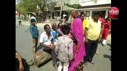 VIDEO : यहां खुले नाले की सफाई नहीं होने से क्षेत्रवासियों ने लगाया जाम, ठेकेदार से की हाथापाई