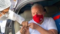Lula toma vacina e chama Bolsonaro de 'ignorante'