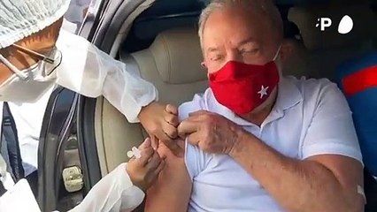 Lula toma vacina e chama Bolsonaro de 'ignorante'