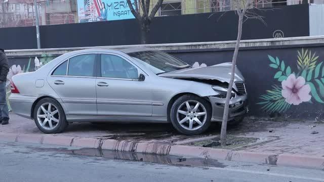 Köpeğe çarpmamak için manevra yapan aracın sürücüsü yaralandı