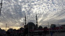İstanbul'da bulutların oluşturduğu manzara mest etti