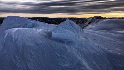 Télécharger la video: Cette maison dans les Alpes est entièrement couverte de neige et de glaces