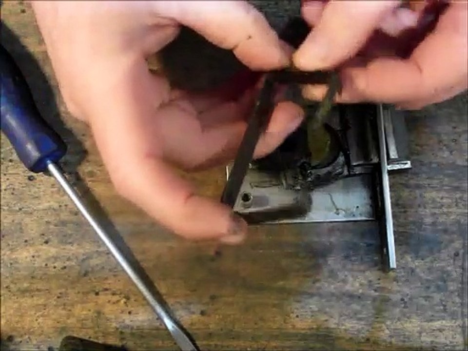 Fallenriegelschloss  defekt Feder gebrochen.  Schlosserei Oldorf  Tutorials, Hacks