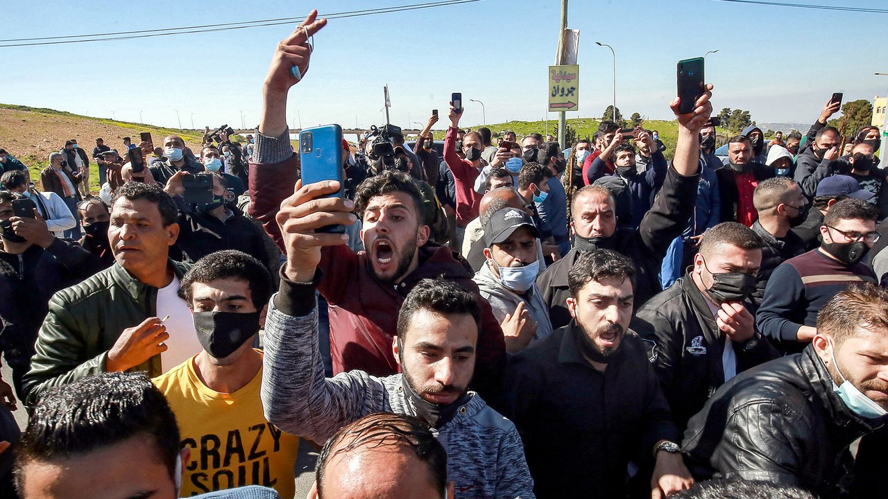 غضب شعبي في الأردن وأزمة حكومية بسبب وفاة 7 أشخاص لنقص الأكسجين بمستشفى السلط