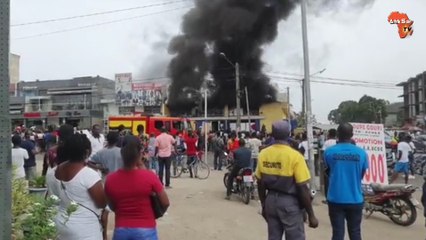 Arrivée des sapeurs-pompiers et extinction de l'incendie au supermarché d'Angré Terminus 81