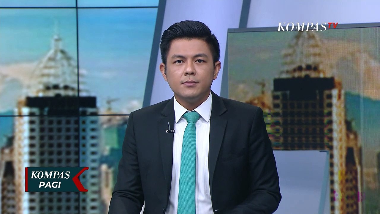 Petugas Bubarkan Kerumunan Warga dan Wisatawan yang Padati Asia Afrika Bandung