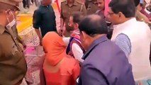 बदायूं: कार्यक्रम में फरियाद लेकर पहुंची महिला को योगी के मंत्री स्वामी प्रसाद मौर्य ने लगाई फटकार, वीडियो वायरल