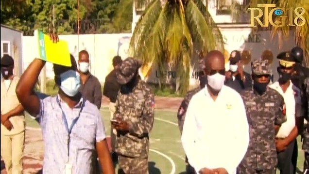 Vizit premye minis Joseph Jouthe nan baz Swat Team