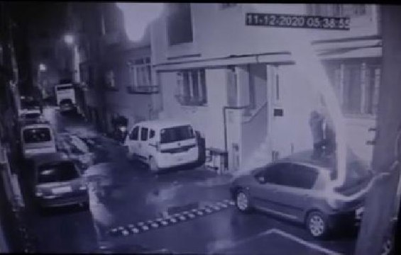 ŞİŞLİ'DE İKİNCİ KATTAKİ DAİREYE TIRMANARAK GİREN