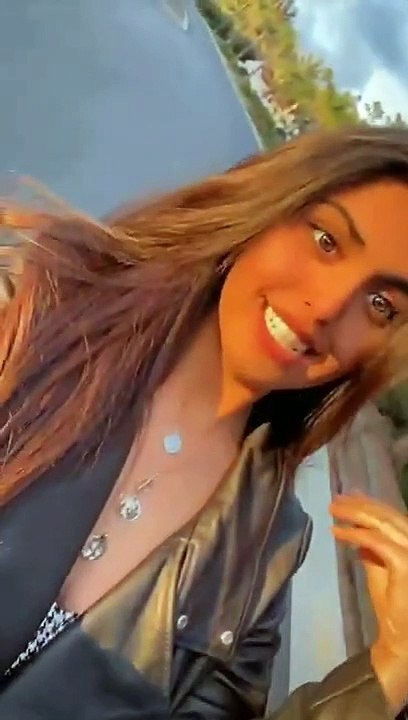 هند القحطاني تصور ابنتها بإطلالة جريئة وابنها يسرق جاكيت صديقته