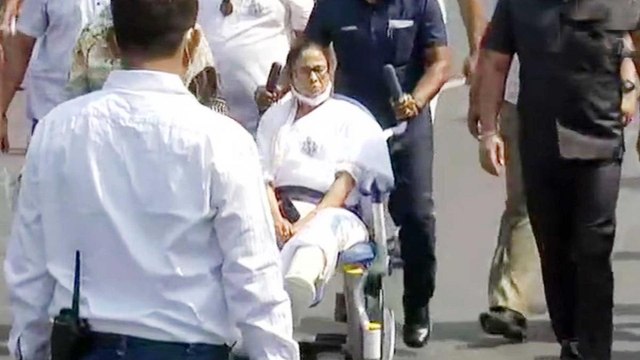 Kolkata: Mamata Banerjee holds roadshow on wheelchair